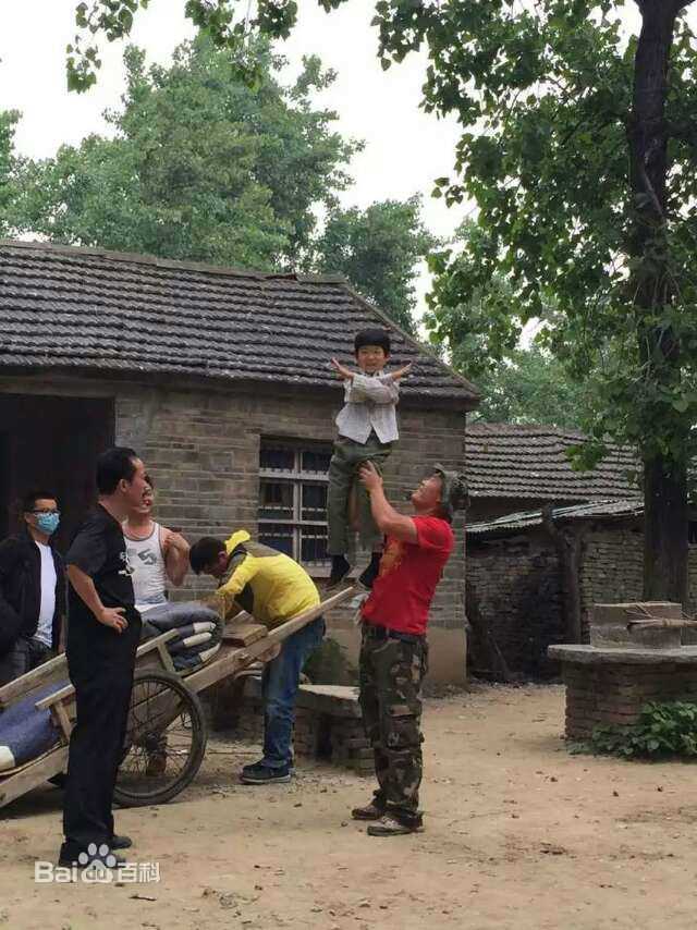 高清王天泽(Lucas)在《俺娘田小草》饰演李小浩片场资料影集中的图册