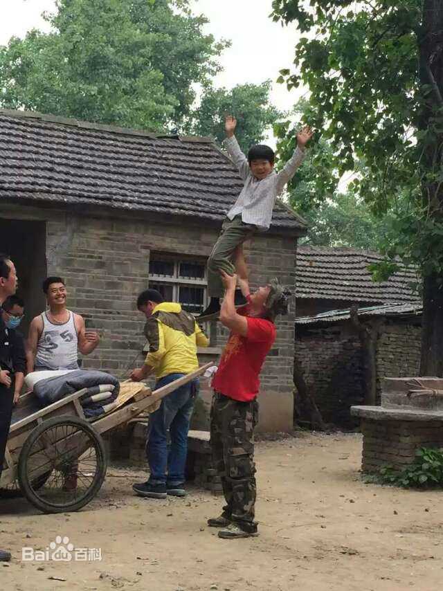 高清王天泽(Lucas)在《俺娘田小草》饰演李小浩片场资料影集中的图册