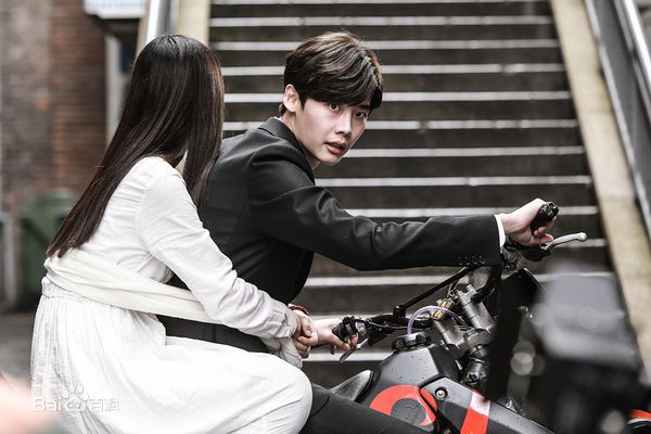 精选李钟硕(Lee Jong Suk)在《Doctor异乡人》中的图册