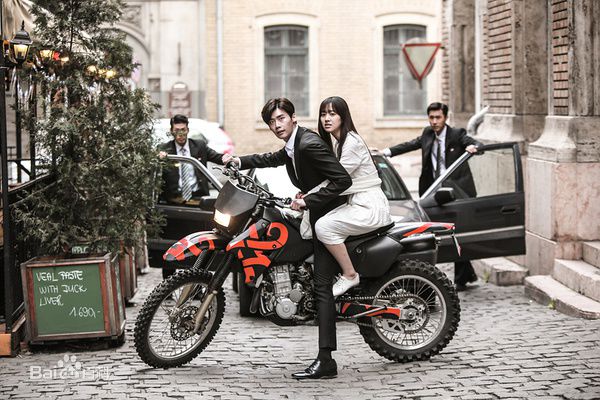 精选李钟硕(Lee Jong Suk)在《Doctor异乡人》中的图册