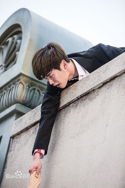 精选李钟硕(Lee Jong Suk)在《Doctor异乡人》中的图册