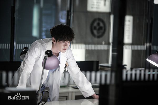 精选李钟硕(Lee Jong Suk)在《Doctor异乡人》中的图册
