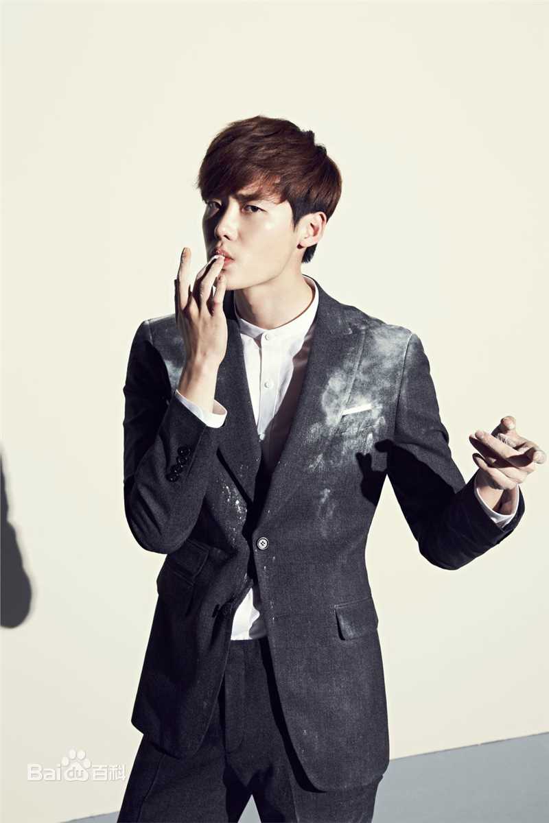 李钟硕(Lee Jong Suk)个人画报前后照片