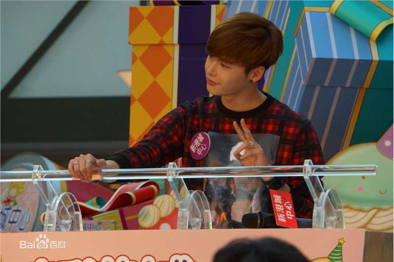 李钟硕(Lee Jong Suk)20131201 香港商场亮灯仪式素颜照相册