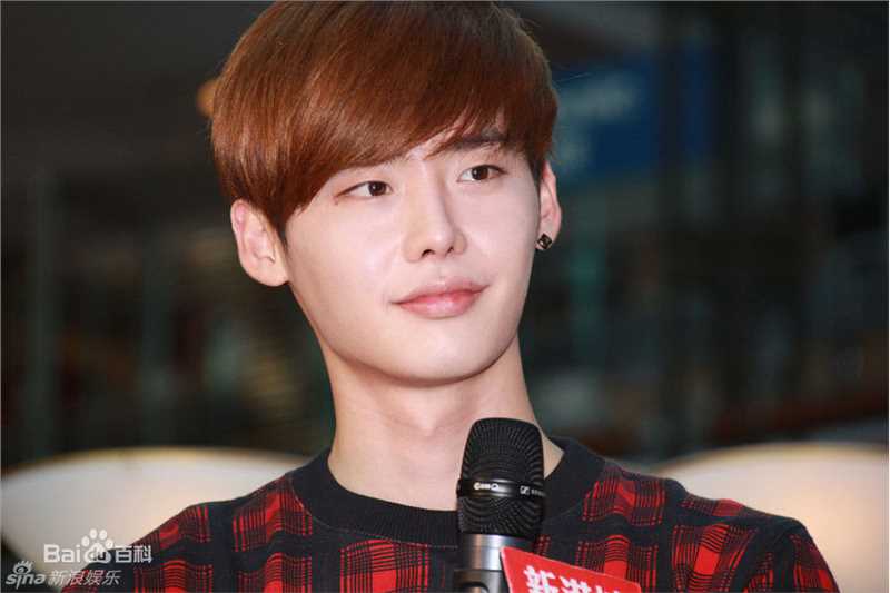 李钟硕(Lee Jong Suk)20131201 香港商场亮灯仪式素颜照相册