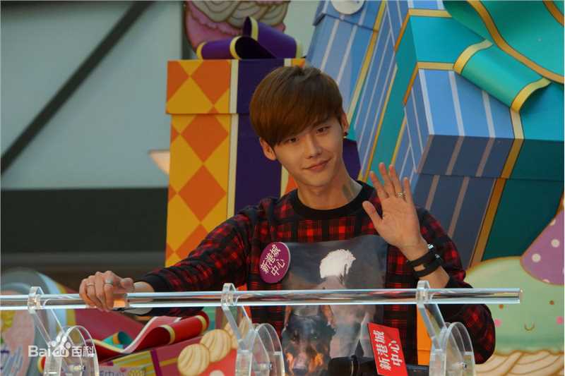 李钟硕(Lee Jong Suk)20131201 香港商场亮灯仪式素颜照相册