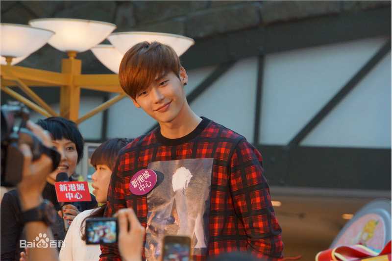 李钟硕(Lee Jong Suk)20131201 香港商场亮灯仪式素颜照相册