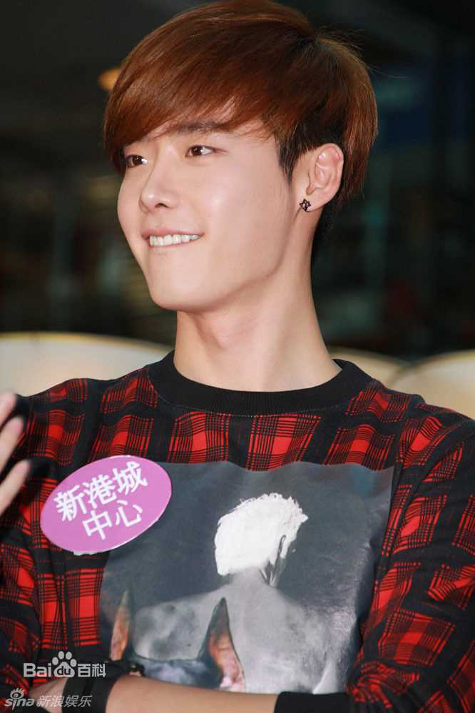 李钟硕(Lee Jong Suk)20131201 香港商场亮灯仪式素颜照相册