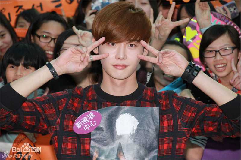 李钟硕(Lee Jong Suk)20131201 香港商场亮灯仪式素颜照相册
