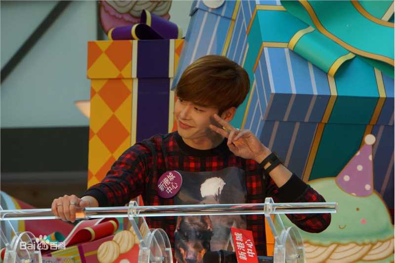 李钟硕(Lee Jong Suk)20131201 香港商场亮灯仪式素颜照相册