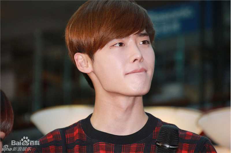 李钟硕(Lee Jong Suk)20131201 香港商场亮灯仪式素颜照相册