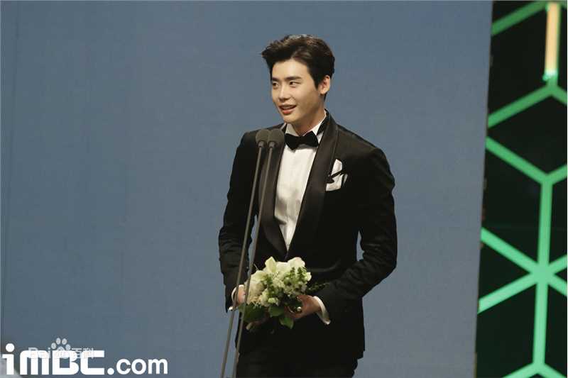 李钟硕(Lee Jong Suk)20161230 2016 MBC演技大赏出席及获奖前后照片