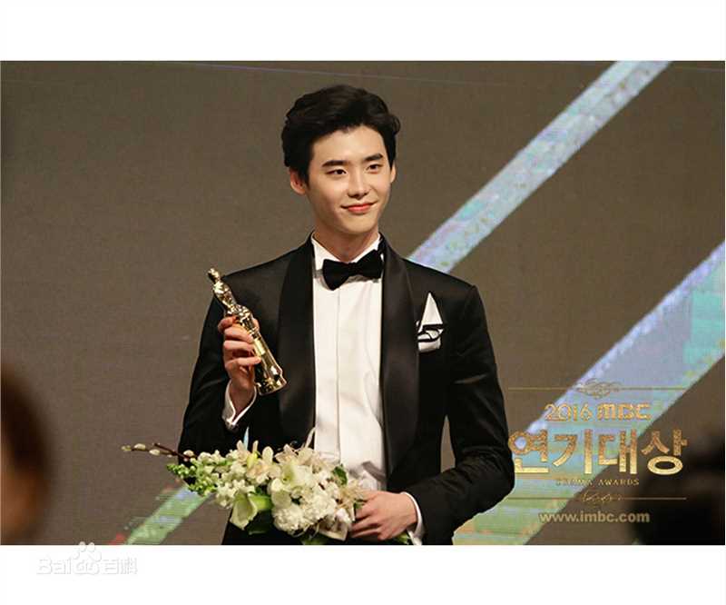 李钟硕(Lee Jong Suk)20161230 2016 MBC演技大赏出席及获奖前后照片