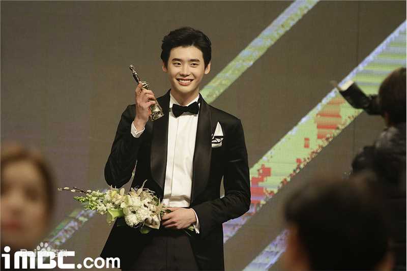 李钟硕(Lee Jong Suk)20161230 2016 MBC演技大赏出席及获奖前后照片