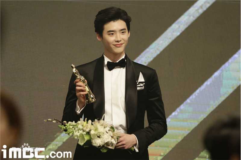 李钟硕(Lee Jong Suk)20161230 2016 MBC演技大赏出席及获奖前后照片