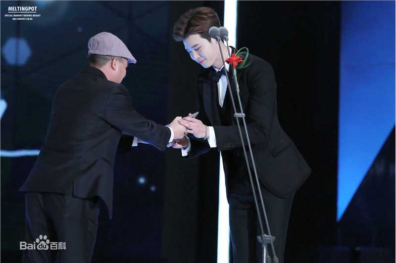 李钟硕(Lee Jong Suk)20141231 S演技大赏出席及获奖素颜照相册