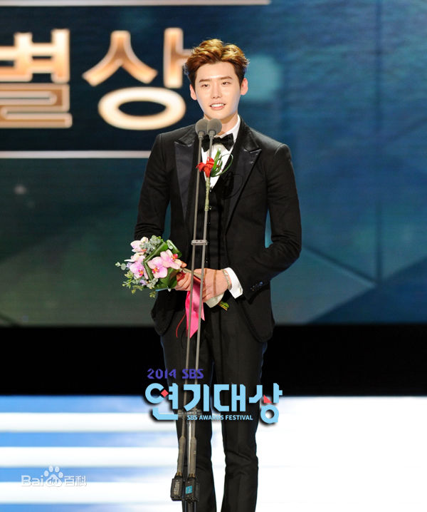 李钟硕(Lee Jong Suk)20141231 S演技大赏出席及获奖素颜照相册
