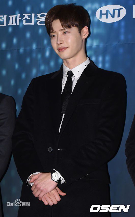 李钟硕(Lee Jong Suk)20141212 画梅奖出席及获奖生活照相册