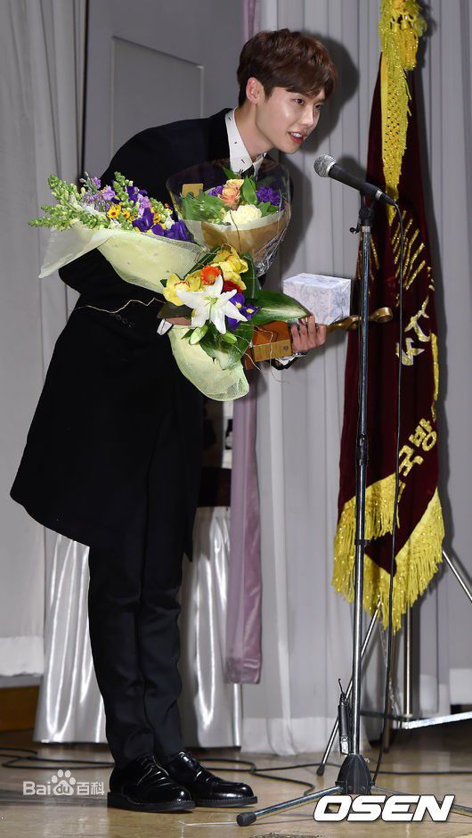 李钟硕(Lee Jong Suk)20141212 画梅奖出席及获奖生活照相册