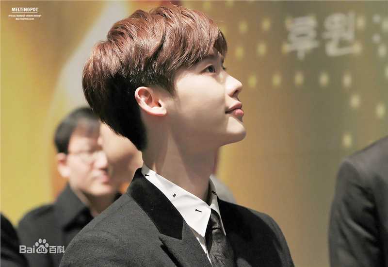李钟硕(Lee Jong Suk)20141212 画梅奖出席及获奖生活照相册