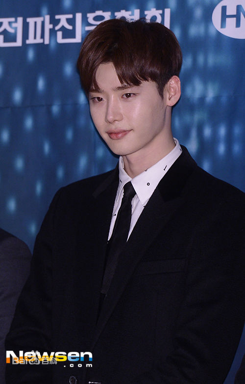 李钟硕(Lee Jong Suk)20141212 画梅奖出席及获奖生活照相册