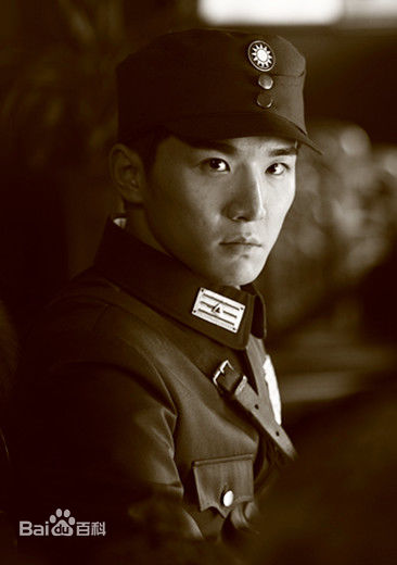 曾虹畅饰演“余定邦”素颜照相册