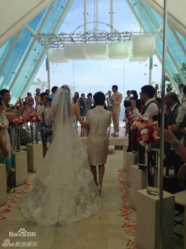 黄伊汶(Emme Wong，Dior Wong)婚礼现场素颜照壁纸