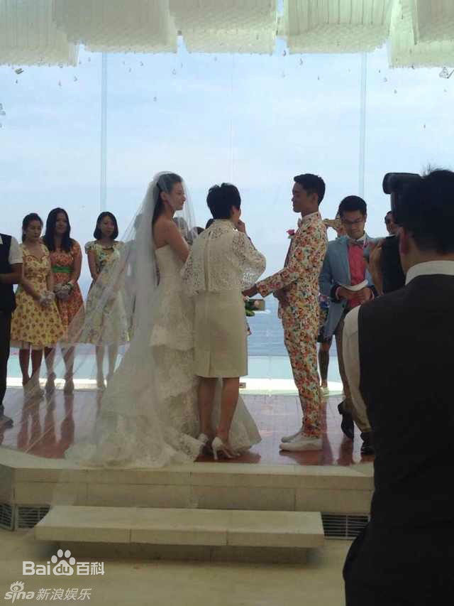 黄伊汶(Emme Wong，Dior Wong)婚礼现场素颜照壁纸