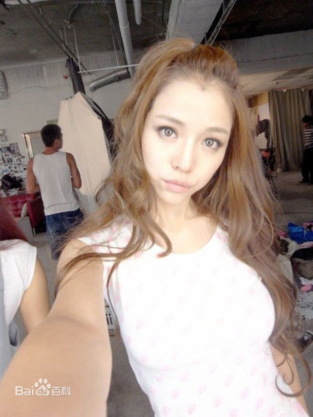 李毓芬(Tia Keiko)生活照壁纸壁纸