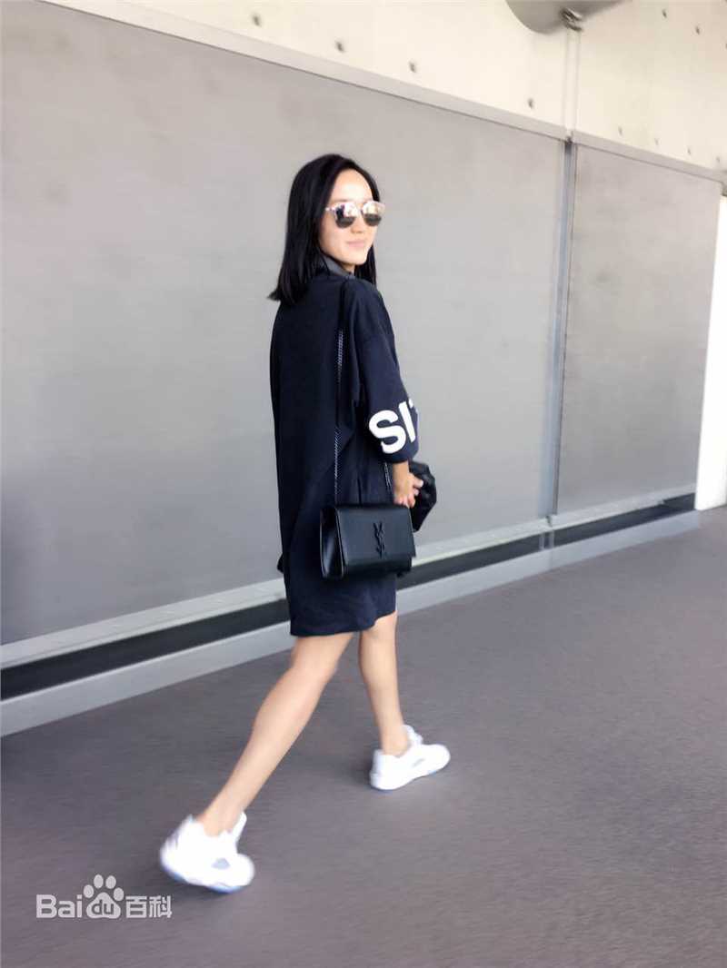 王智(WangZhi)外景照片素颜照相册