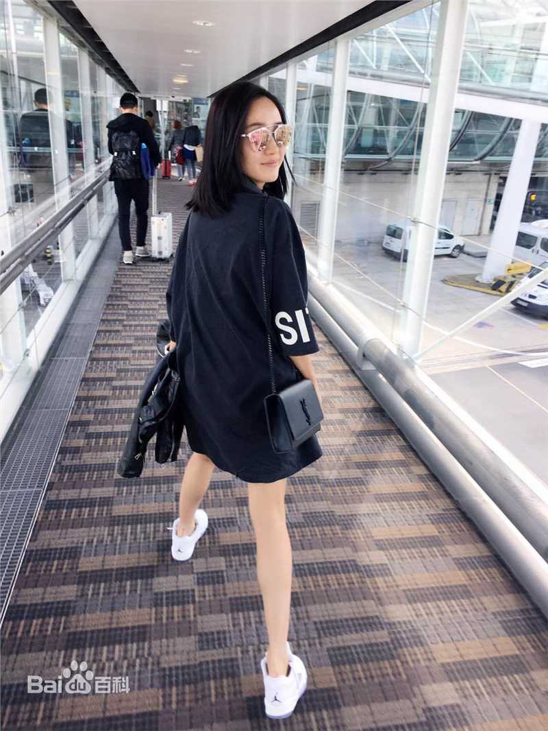 王智(WangZhi)外景照片素颜照相册