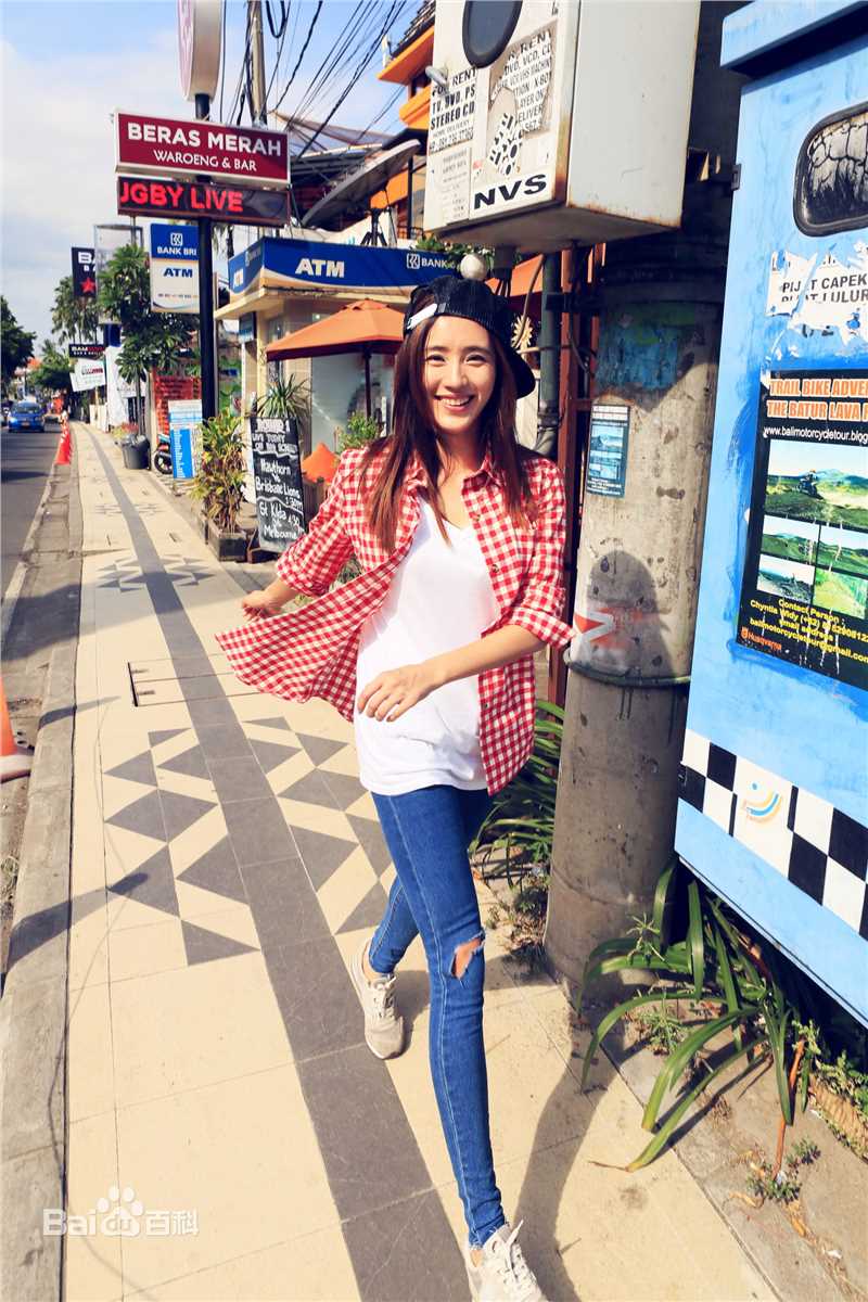 王智(WangZhi)外景照片素颜照相册