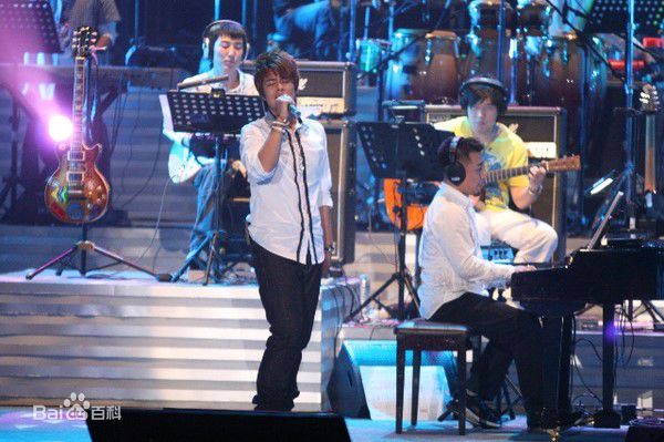 极泷出席活动壁纸壁纸