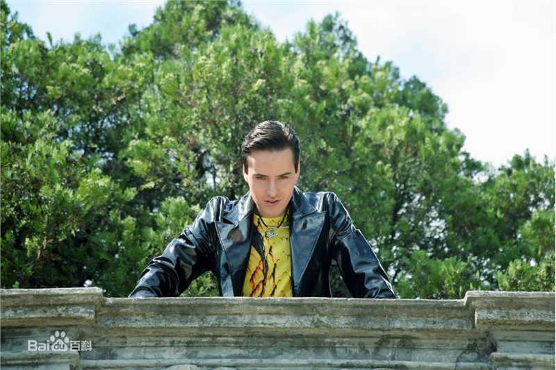 维塔利·弗拉达索维奇·格拉乔夫(Виталий Владасович Грачёв)爱我吧MV前后照片