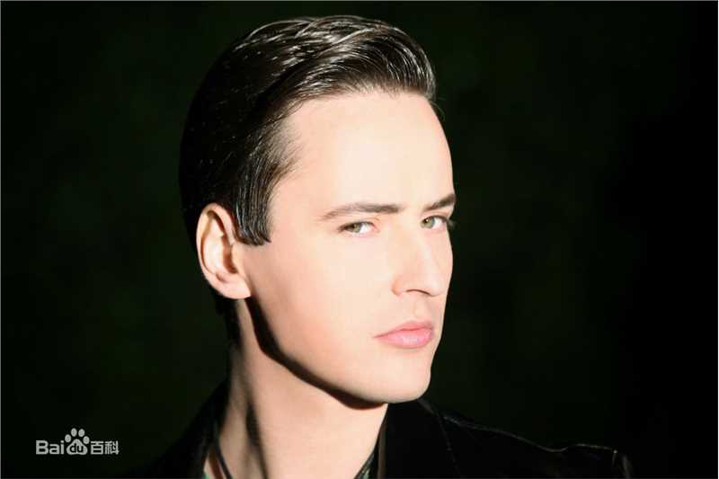 维塔利·弗拉达索维奇·格拉乔夫(Виталий Владасович Грачёв)爱我吧MV前后照片