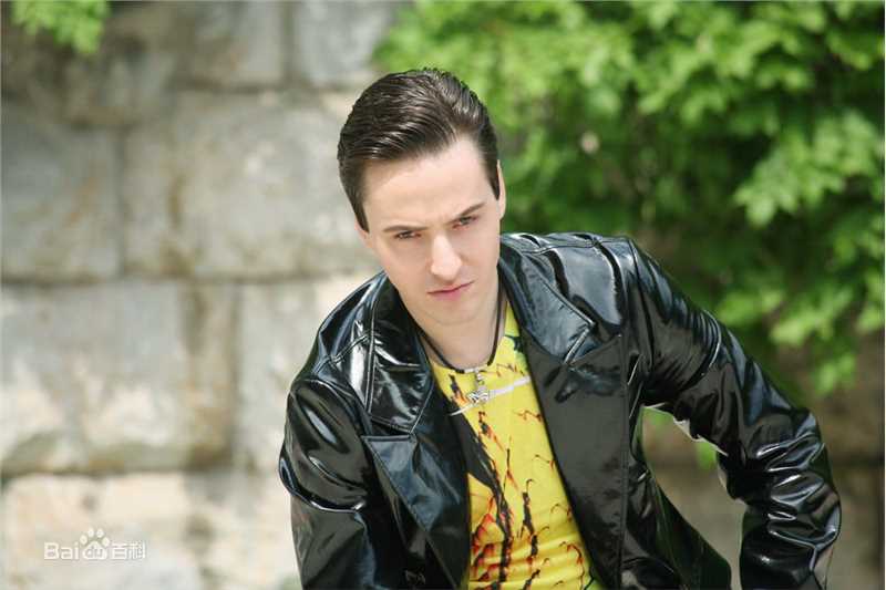 维塔利·弗拉达索维奇·格拉乔夫(Виталий Владасович Грачёв)爱我吧MV前后照片