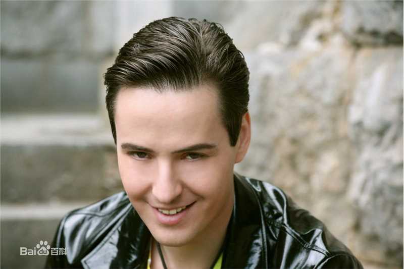 维塔利·弗拉达索维奇·格拉乔夫(Виталий Владасович Грачёв)爱我吧MV前后照片