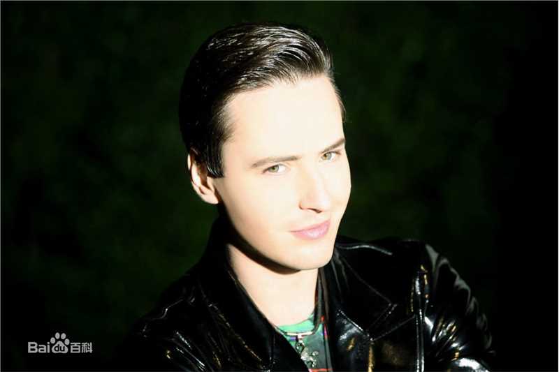 维塔利·弗拉达索维奇·格拉乔夫(Виталий Владасович Грачёв)爱我吧MV前后照片