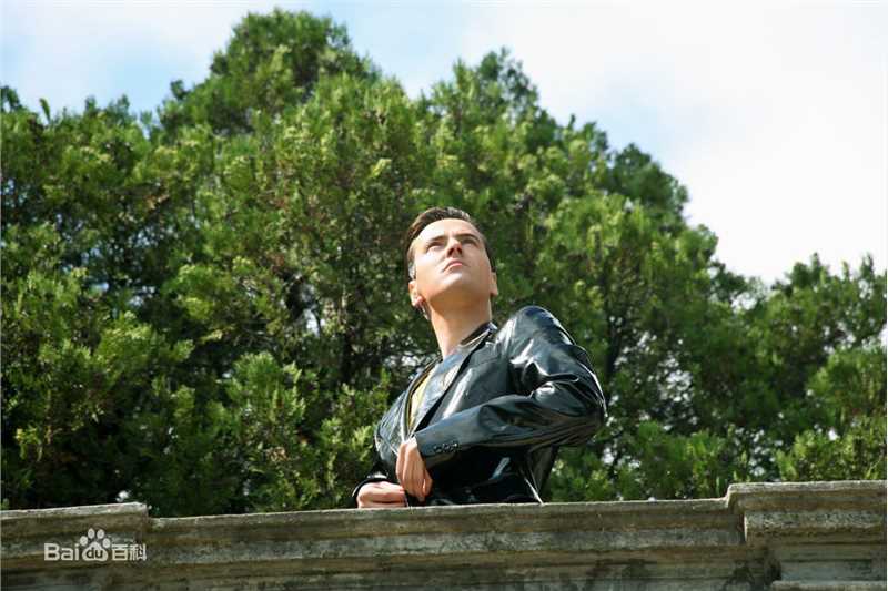 维塔利·弗拉达索维奇·格拉乔夫(Виталий Владасович Грачёв)爱我吧MV前后照片