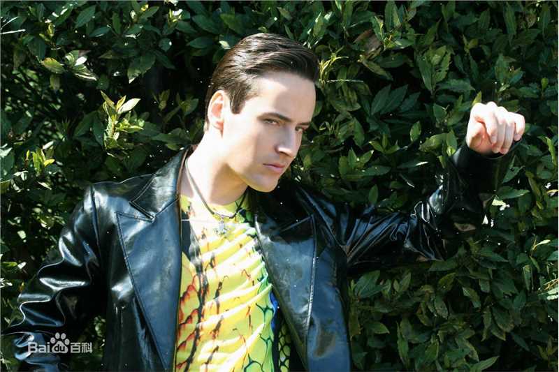 维塔利·弗拉达索维奇·格拉乔夫(Виталий Владасович Грачёв)爱我吧MV前后照片