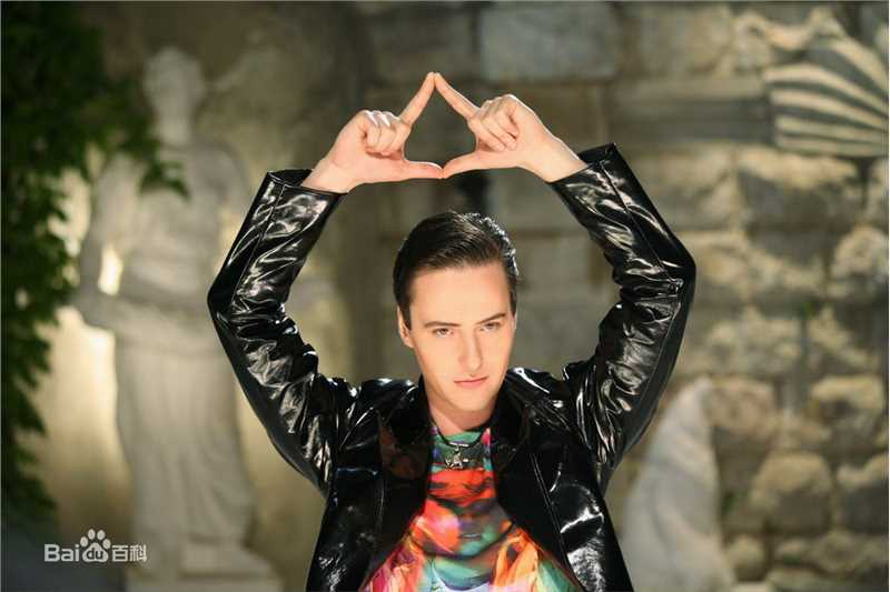 维塔利·弗拉达索维奇·格拉乔夫(Виталий Владасович Грачёв)爱我吧MV前后照片