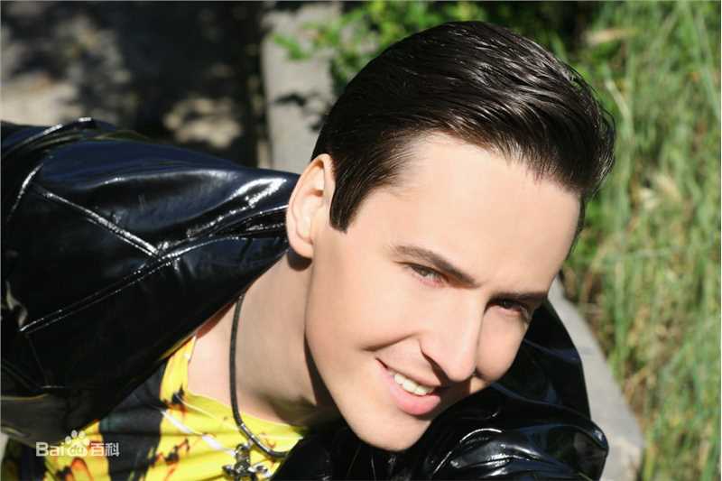 维塔利·弗拉达索维奇·格拉乔夫(Виталий Владасович Грачёв)爱我吧MV前后照片