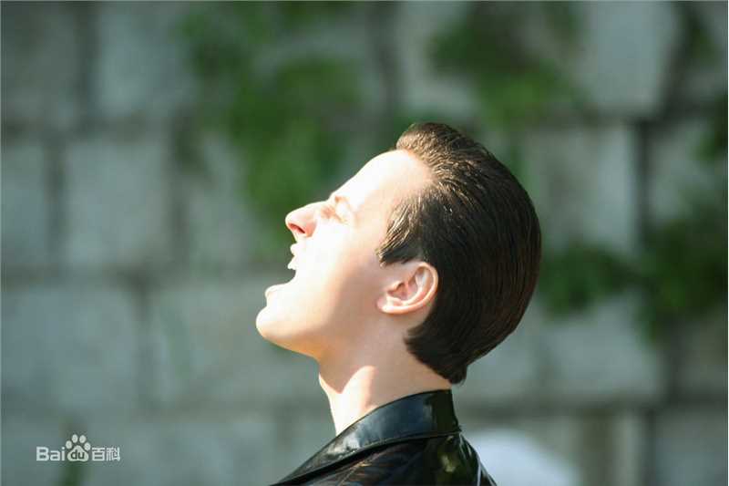 维塔利·弗拉达索维奇·格拉乔夫(Виталий Владасович Грачёв)爱我吧MV前后照片