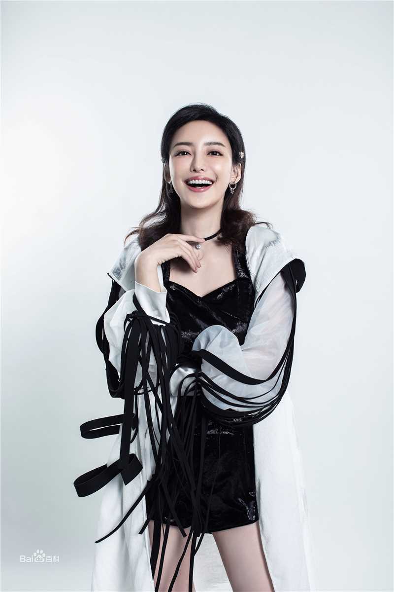 最新刘凡菲(Viola)在《你好！说唱酱》第二季中的壁纸