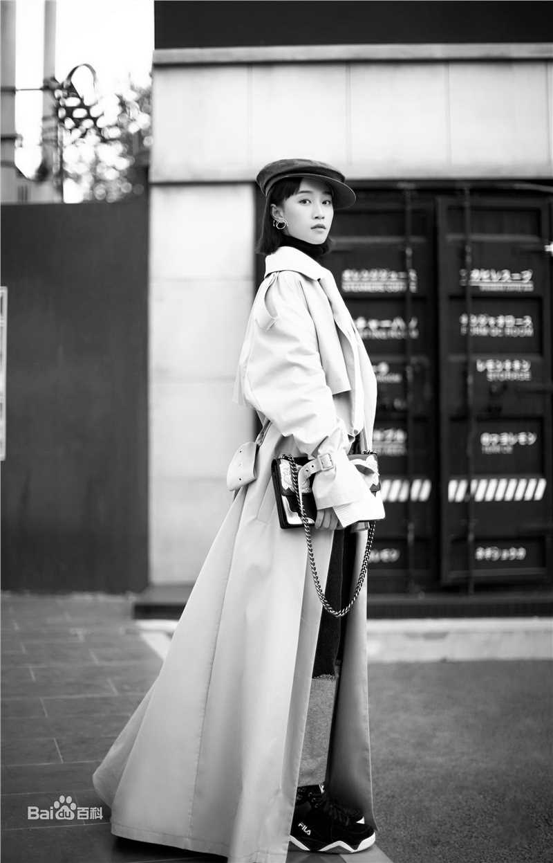 蓝盈莹(Lyric)最新秋日壁纸