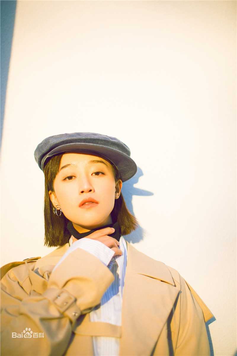 蓝盈莹(Lyric)最新秋日壁纸