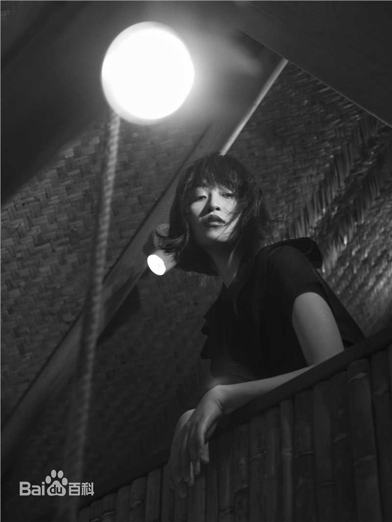 高清蓝盈莹(Lyric)在《时尚先生Esquire》中的图集