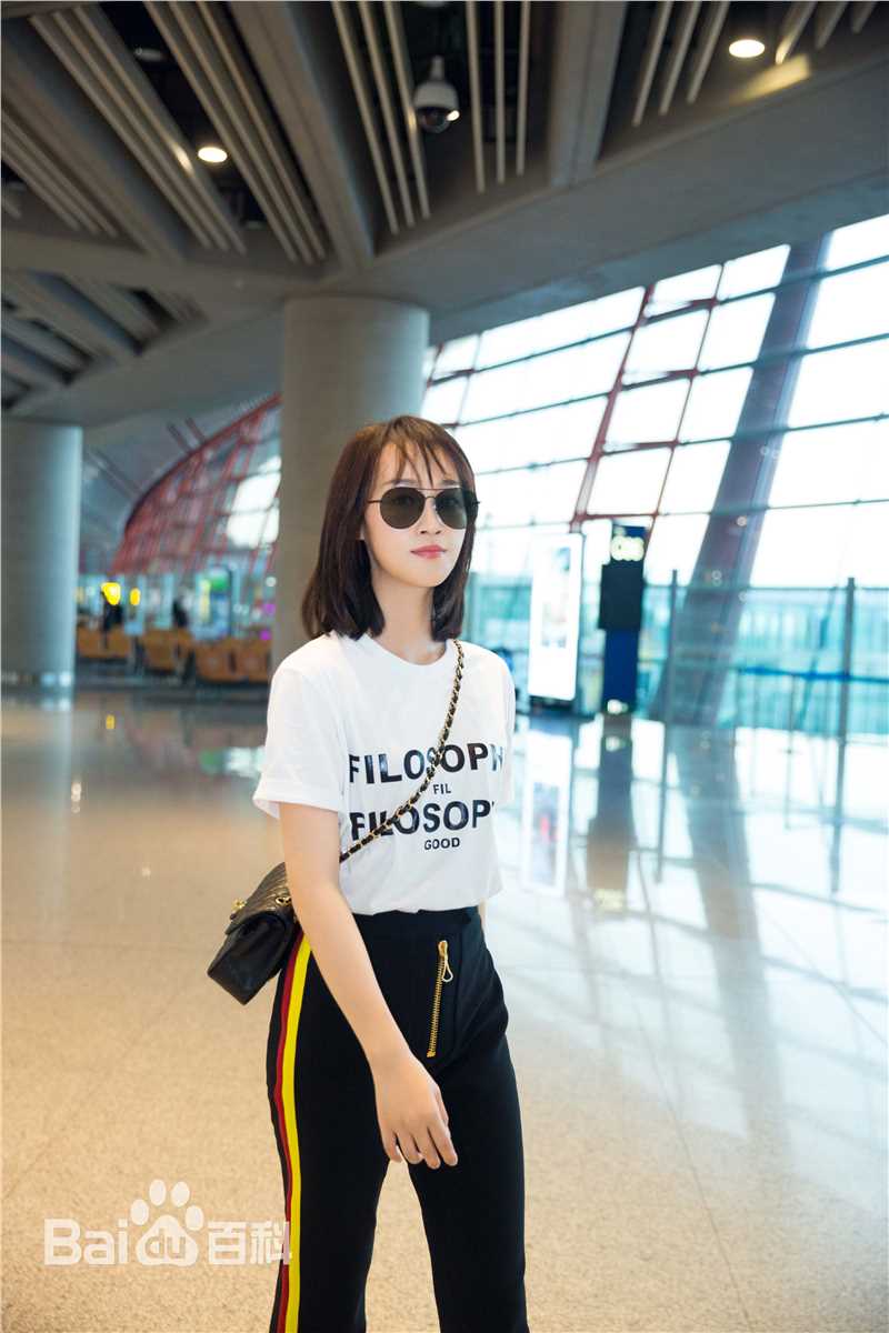 蓝盈莹(Lyric)2018年 机场look前后照片