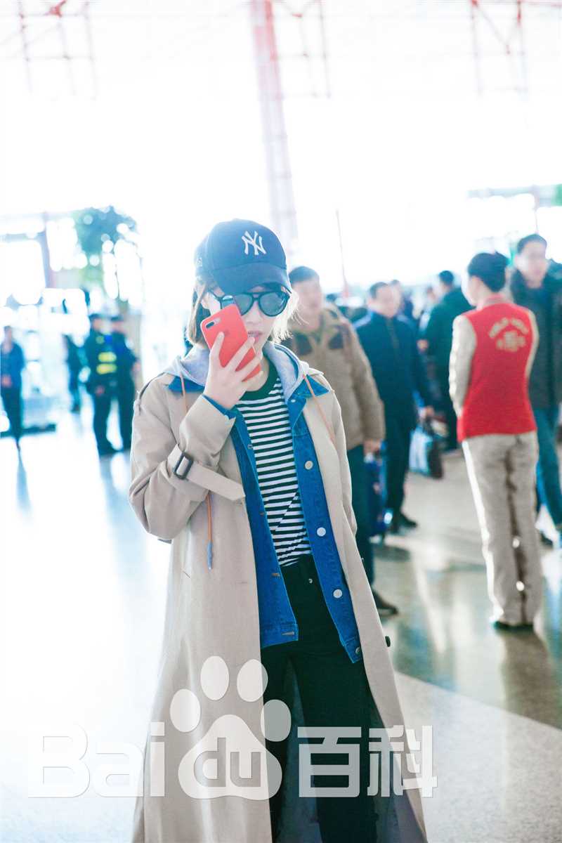 蓝盈莹(Lyric)2018年 机场look前后照片