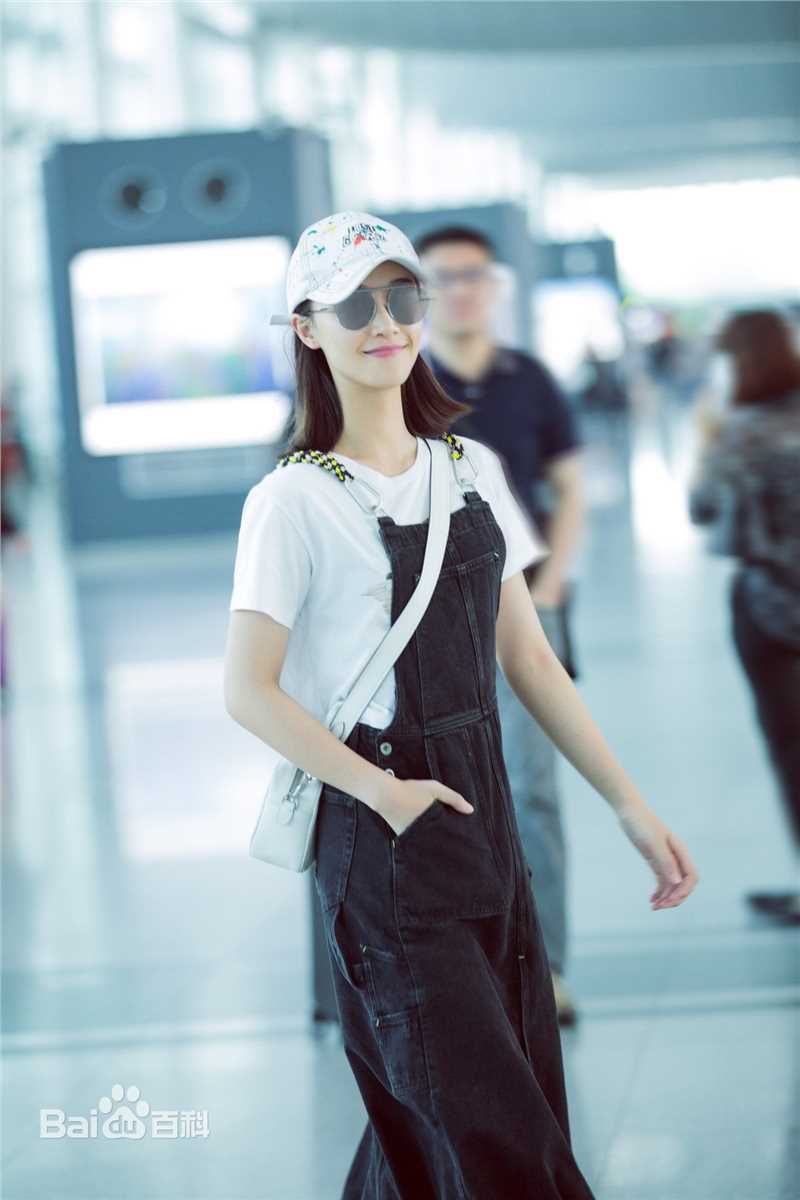 蓝盈莹(Lyric)2018年 机场look前后照片